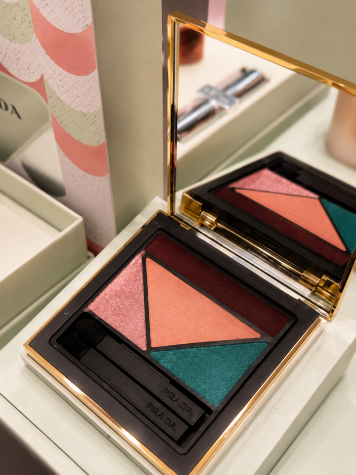 Palet makeup Prada di meja rias